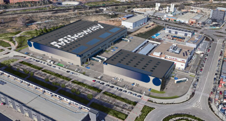 Vista aérea de un gran complejo de almacenes industriales denominado Mileway con múltiples muelles de carga, zonas de aparcamiento y carreteras circundantes.