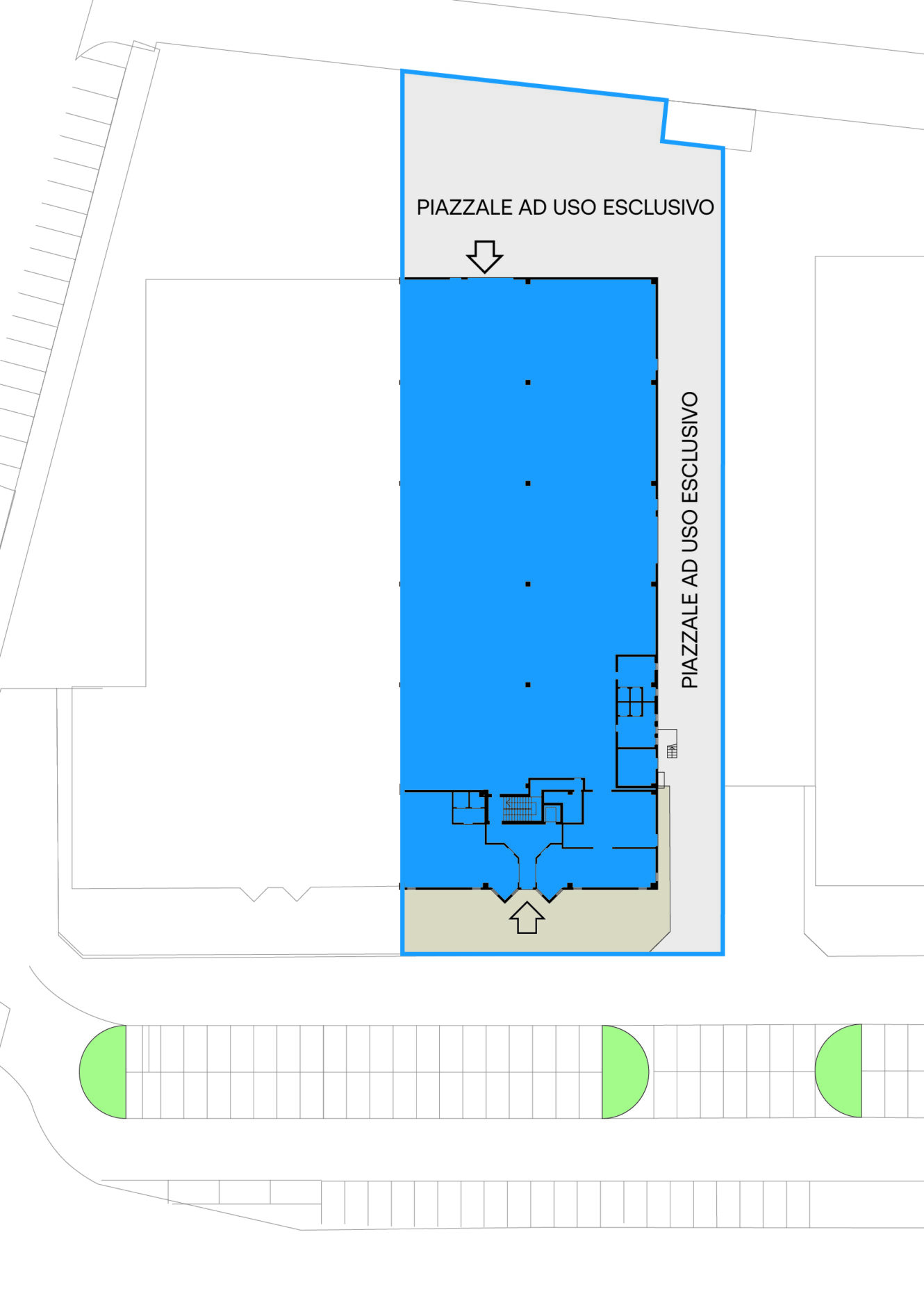 Planimetria del sito che mostra un edificio evidenziato in blu con aree cortilive ad uso esclusivo etichettate, ingressi, parcheggi e dettagli della disposizione circostante.