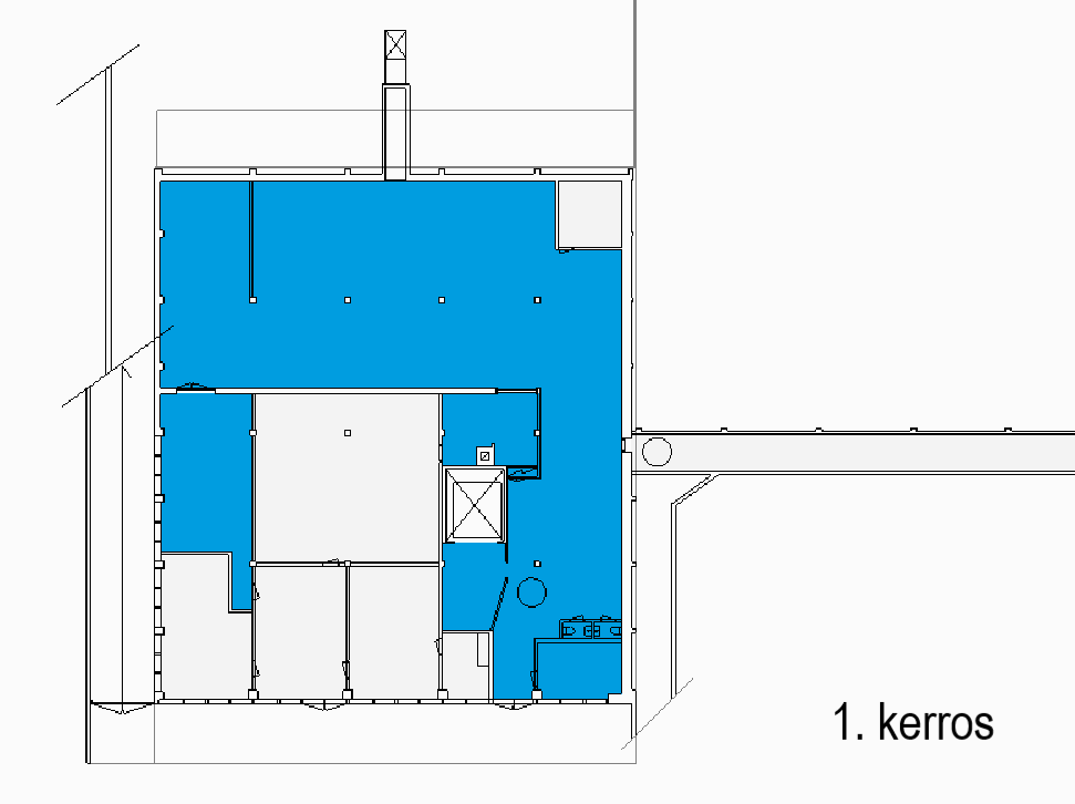 Rakennuksen ensimmäisen kerroksen (1. kerros) pohjapiirros, jossa useat huoneet on korostettu sinisellä ja merkitty osiot ja kulkuväylät.