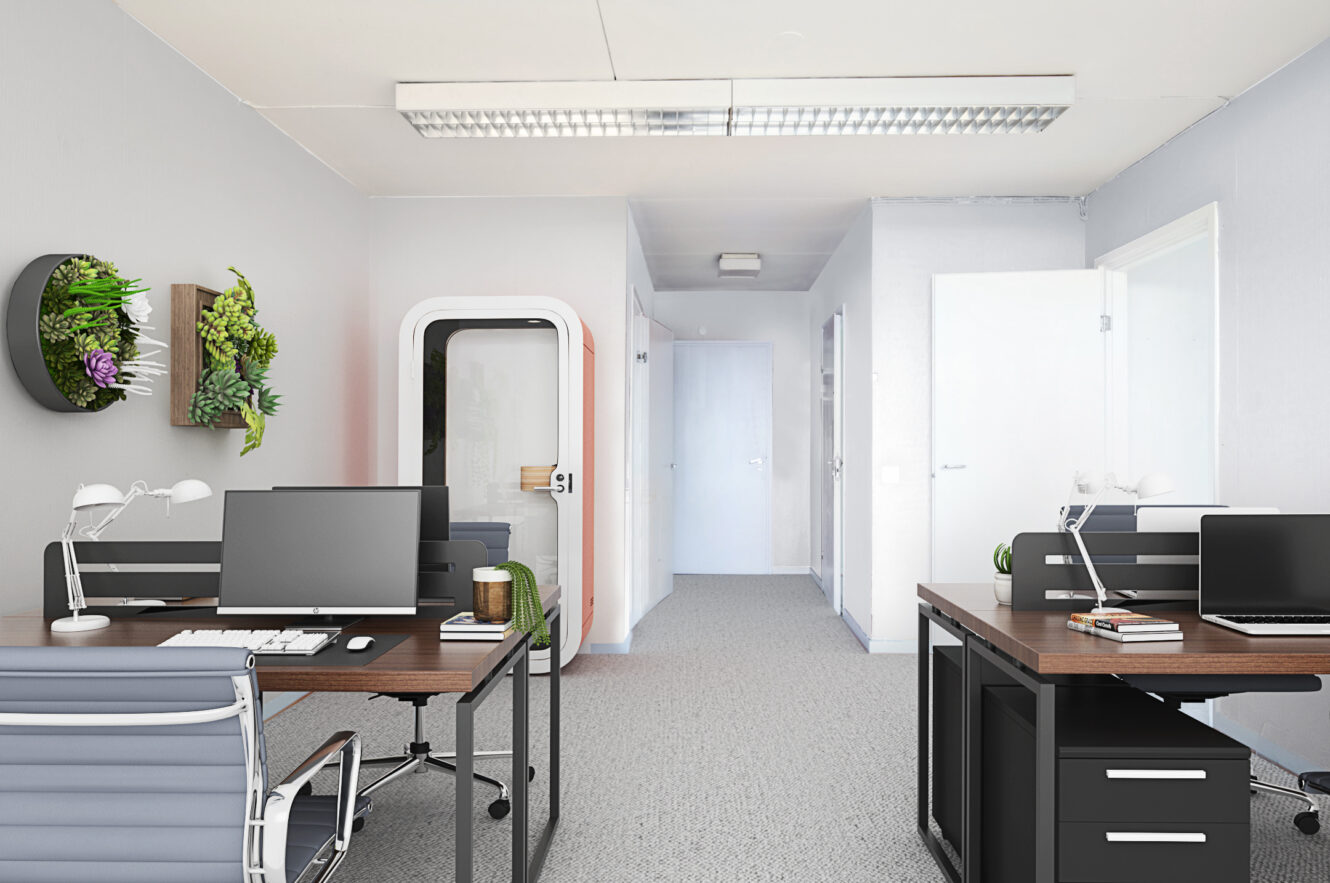 Moderni toimisto, jossa on kaksi työpöytää, tietokonemonitorit, toimistotuolit, työpöytälamput ja seinälle kiinnitetty kasvikoriste, näkymä käytävään, jossa on avoimet valkoiset ovet.