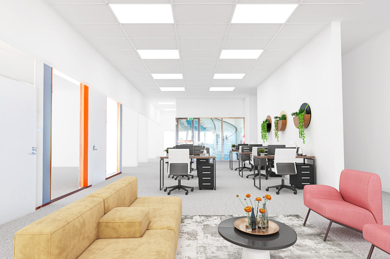 Moderni avotoimisto, jossa on valkoiset seinät, työpöydät, tuolit, ruukkukasveja, ruskehtava sohva, vaaleanpunainen nojatuoli ja pyöreä pöytä, jossa on kukkamaljakko oleskelualueella.