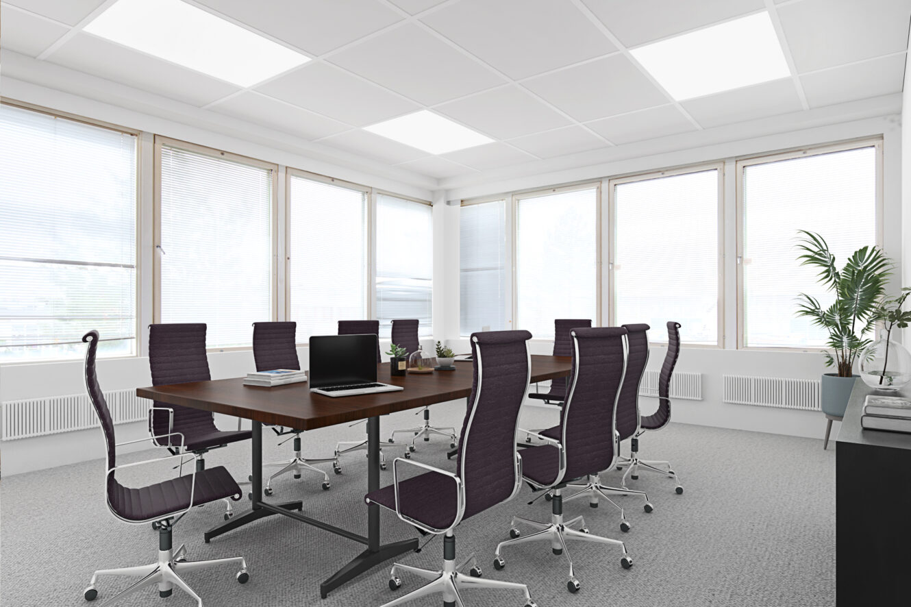 Moderni kokoushuone, jossa on suorakulmainen pöytä, kahdeksan toimistotuolia, kannettava tietokone, ruukkukasveja ja suuret ikkunat, jotka päästävät luonnonvaloa sisään.