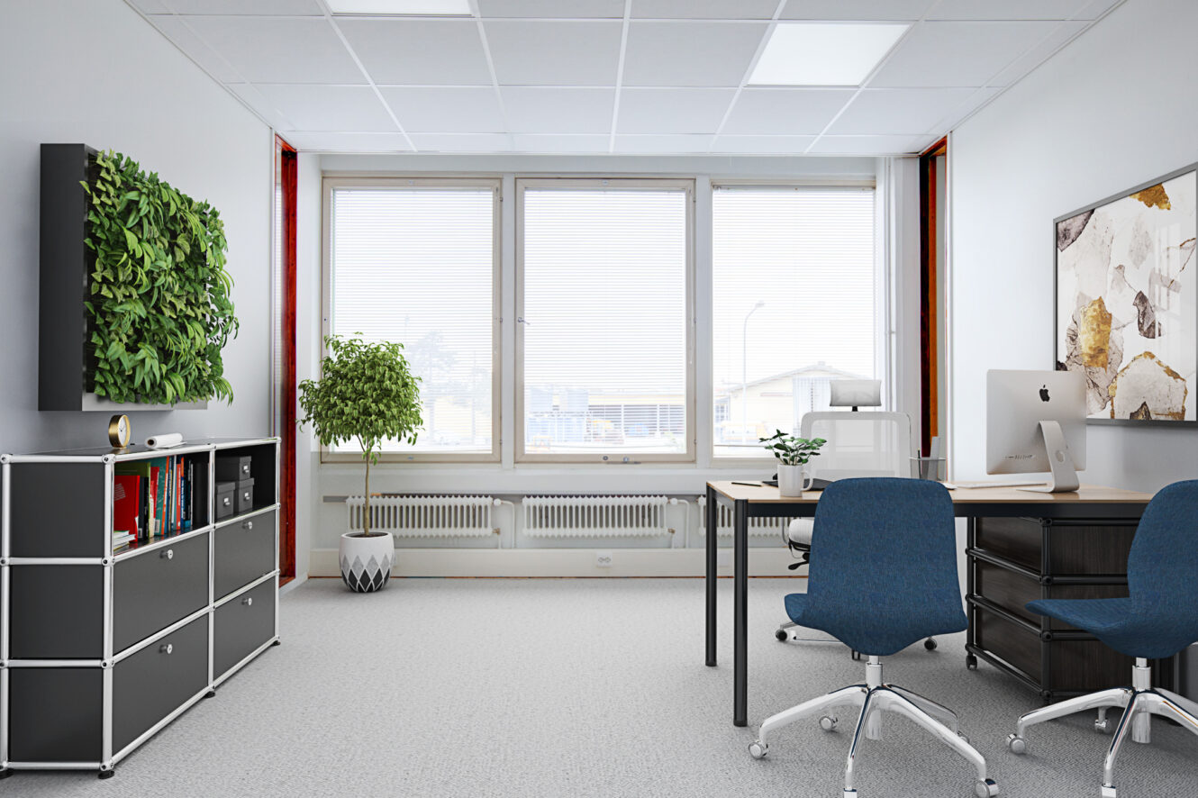 Moderni toimisto, jossa on kaksi työpöytää, siniset tuolit, tietokone, suuret ikkunat kaihtimilla, ruukkukasvi, seinätaidetta ja hylly, jossa on kirjoja ja sisustusta.