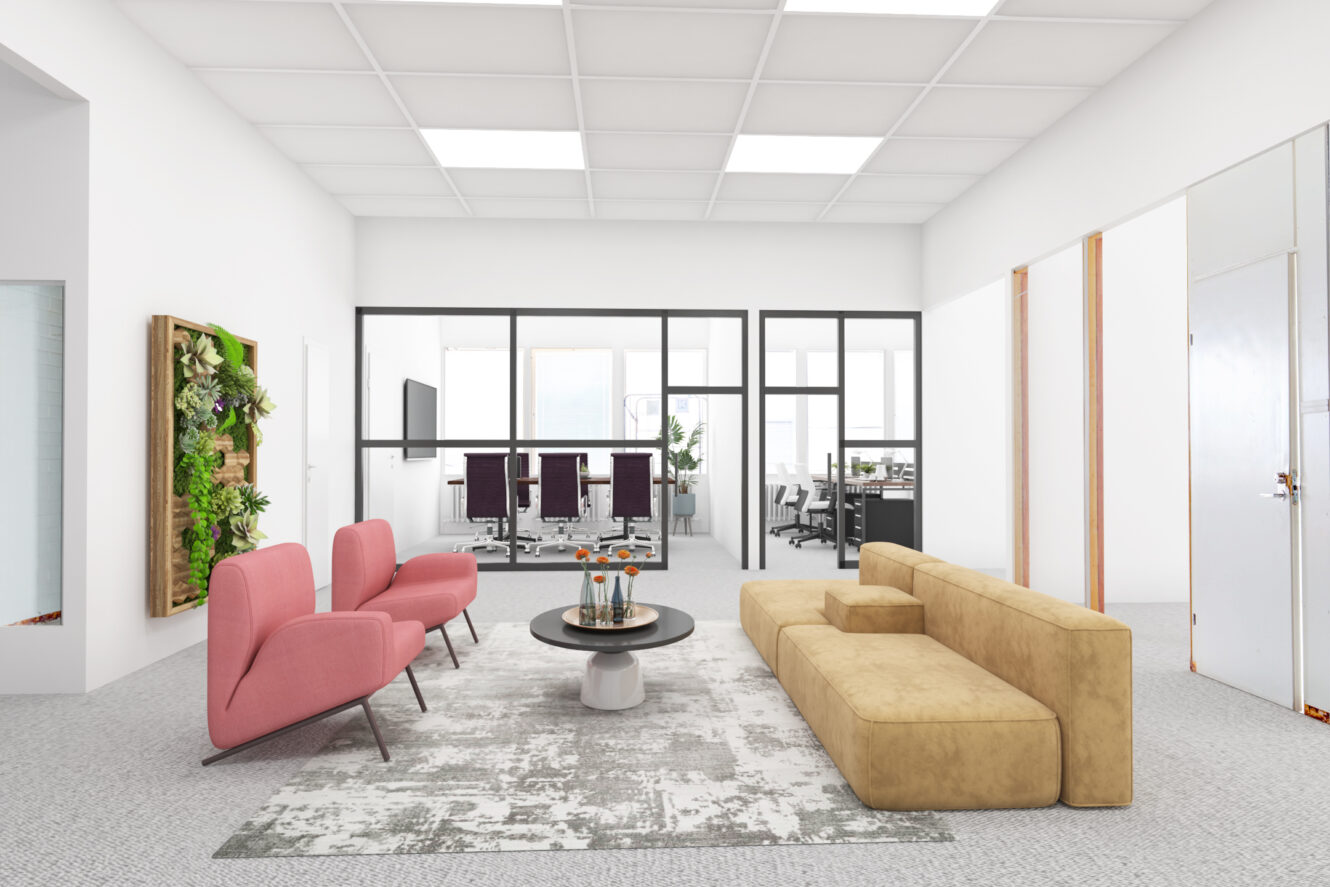 Moderni toimiston oleskelutila, jossa on vaaleanpunaisia tuoleja, ruskehtava sohva, pyöreä sohvapöytä, seinälle kiinnitetty kasvinäyttely ja taustalla lasiseinäiset neuvotteluhuoneet.