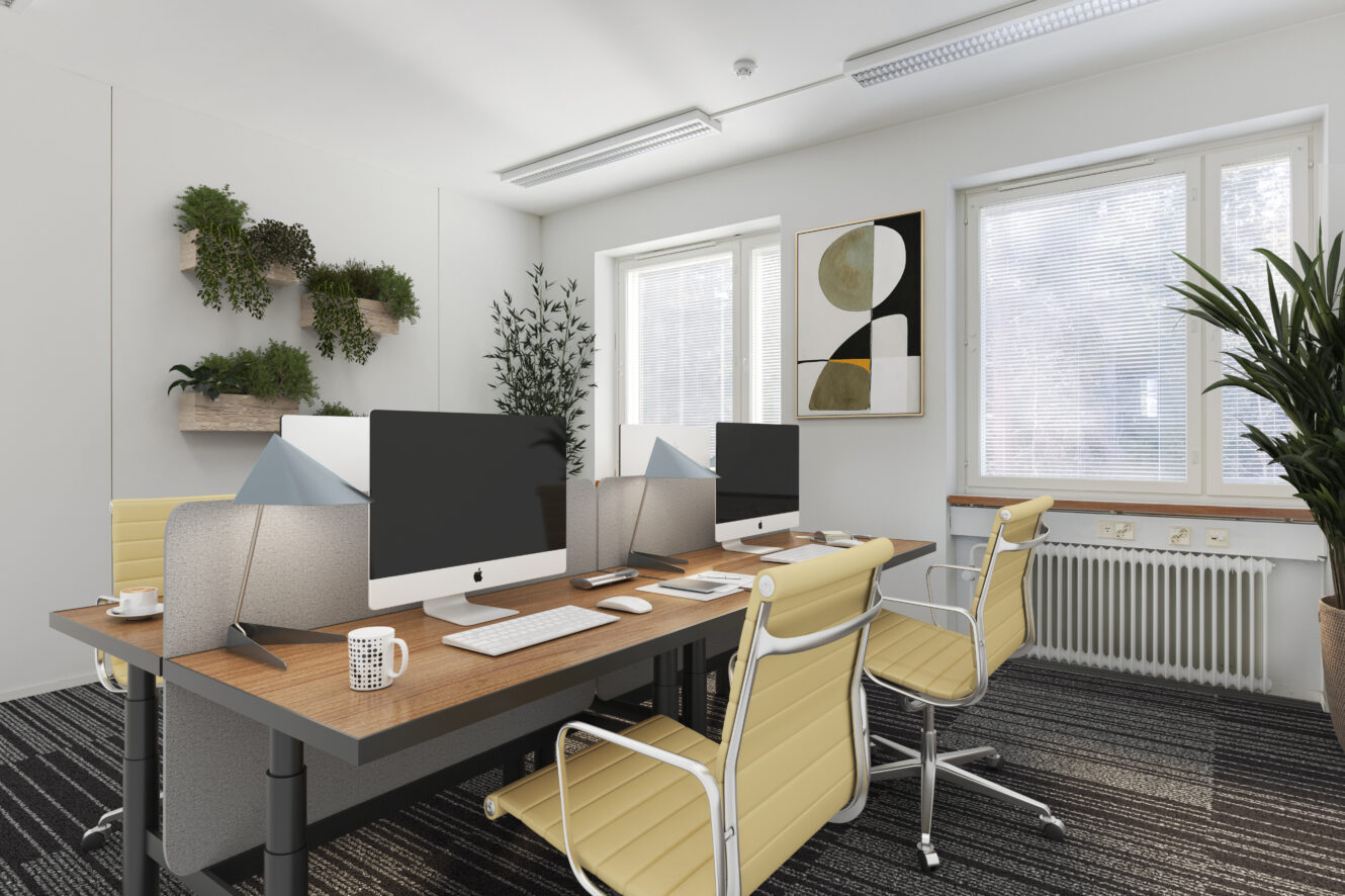 Moderni toimistotila, jossa on neljä keltaista tuolia puisen työpöydän ympärillä, pöytätietokoneita, seinätaidetta, kasveja ja suuret ikkunat, jotka päästävät luonnonvaloa sisään.