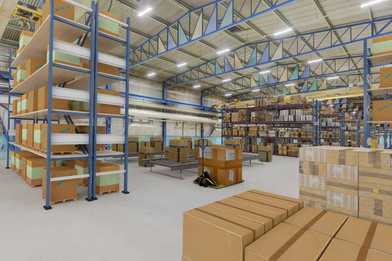 Suuri varaston sisätila, jossa on korkeita hyllyjä ja lukuisia laatikoita ja paketteja siististi pinottuna ja järjestettynä koko tilassa.