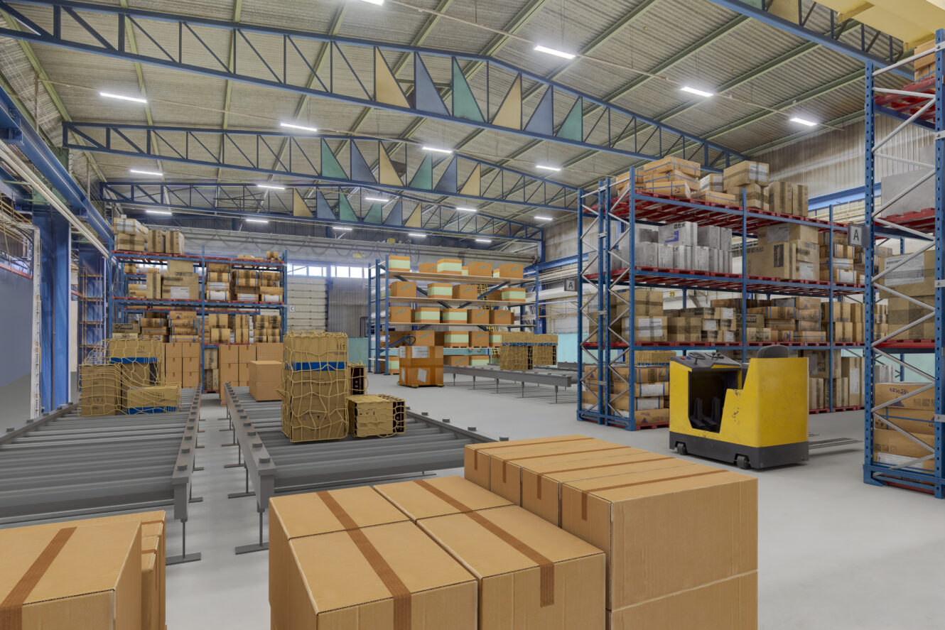 Suuren varaston sisätila, jossa hyllyt ja telineet ovat täynnä pahvilaatikoita, paketteja ja käytävällä on keltainen trukki.