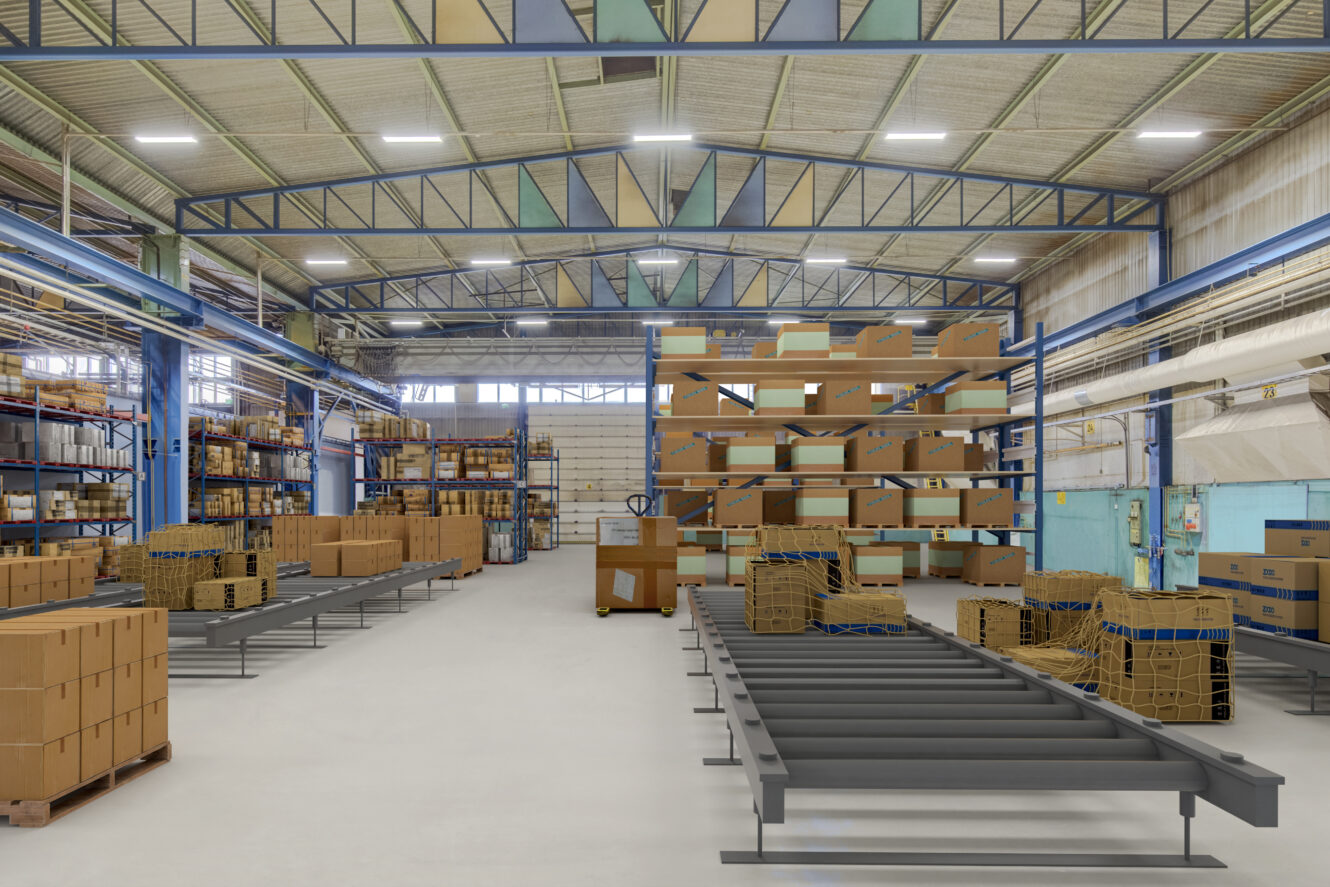 Tilavan varaston sisätilat, joissa on hyllyjä ja kuormalavoja, joihin on pinottu pahvilaatikoita, kuljetinhihnoja ja korkeat katot, joissa on palkit ja valaistus.