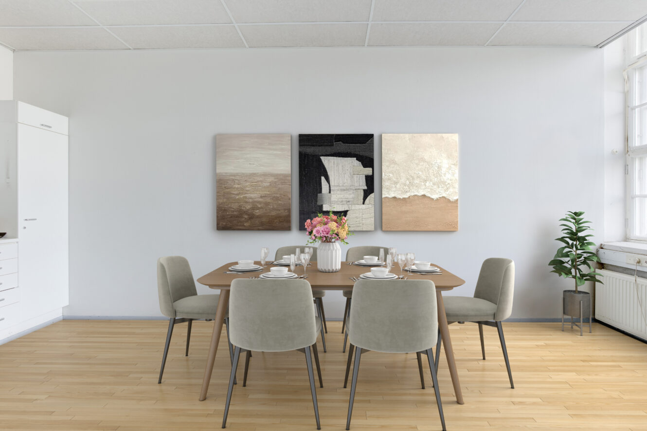 Moderni ruokasali, jossa on puinen kuuden hengen pöytä, harmaat pehmustetut tuolit, seinätaidetta, kukkamaljakko ja ruukkukasvi ikkunan vieressä.