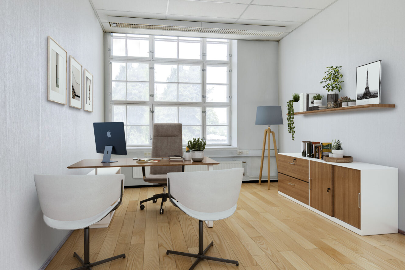Moderni toimisto, jossa on työpöytä, tietokone, kaksi tuolia, korkea ikkuna, ruukkukasveja, kehystettyä taidetta, valaisin ja puukaappeja vaalealla puulattialla.
