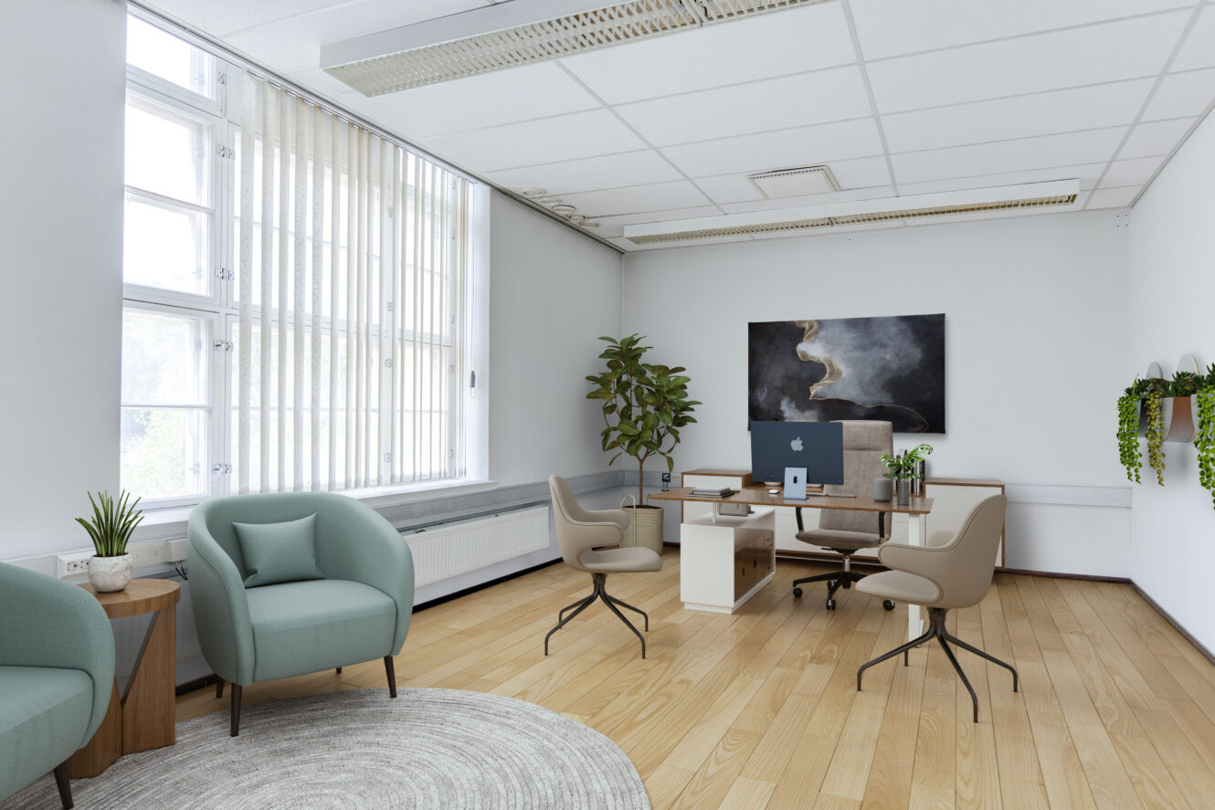 Moderni toimisto, jossa on puulattia, suuret ikkunat, työpöytä ja tietokone, kolme tuolia, huonekasveja ja abstraktia seinätaidetta. Luonnonvalo täyttää huoneen.
