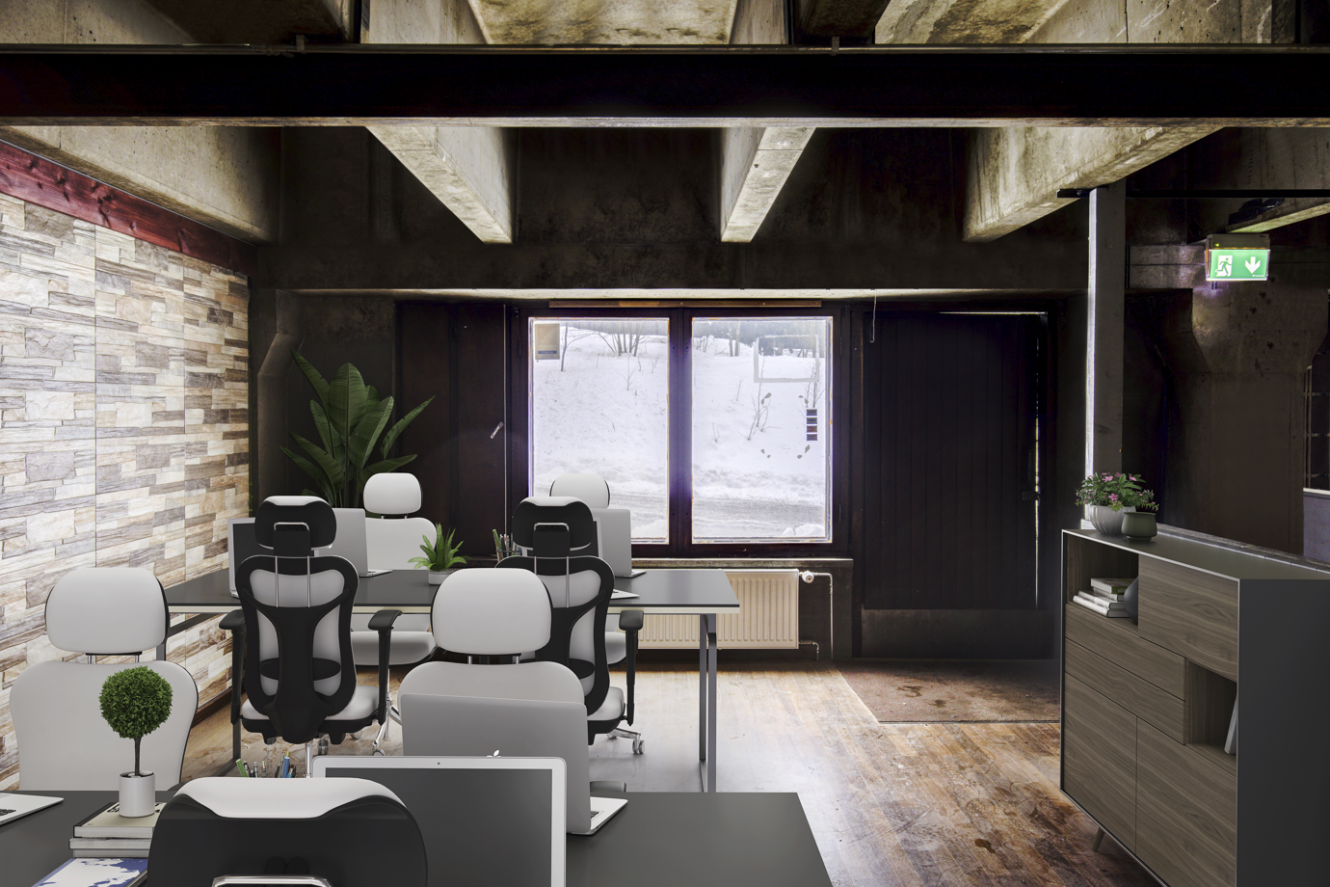 Moderni toimiston sisustus, jossa on useita työpöytiä ja ergonomisia tuoleja, kasvi nurkassa, puinen korostusseinä ja suuri ikkuna, josta näkyy luminen ulkoilmakuva.
