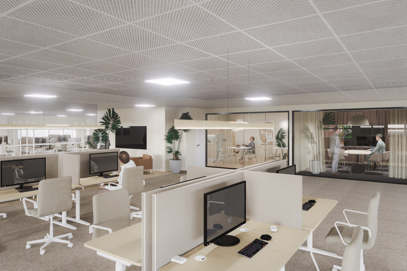 Moderni avokonttori, jossa on rivejä työpisteitä, tietokoneita, ergonomisia tuoleja, lasiseinäisiä kokoushuoneita ja useita ihmisiä työskentelemässä tai keskustelemassa.