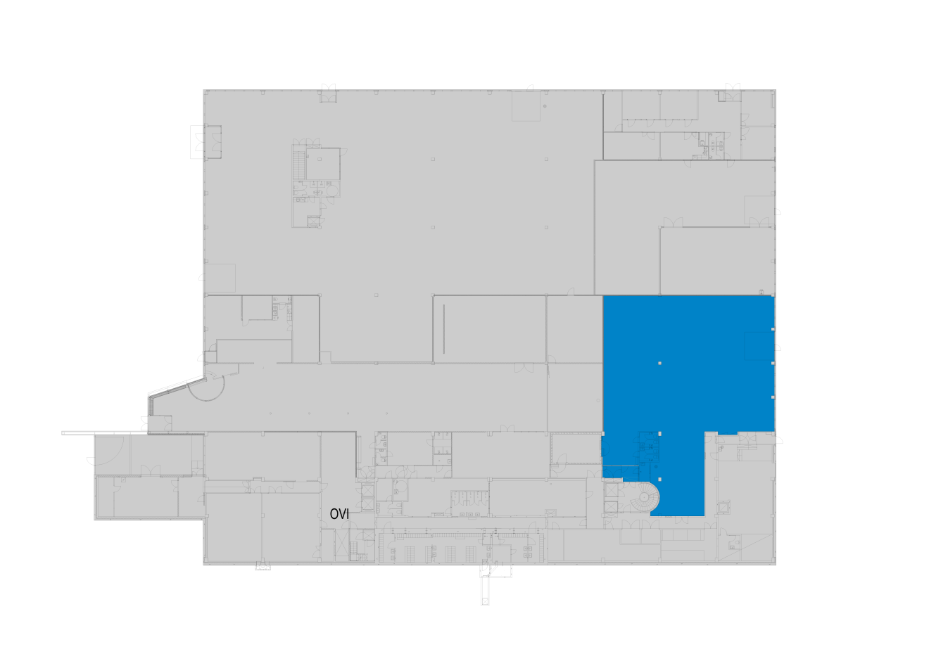 Pohjapiirros, jossa oikealla puolella oleva osa on korostettu sinisellä, mikä osoittaa tietyn alueen laajemmassa rakennuksessa.