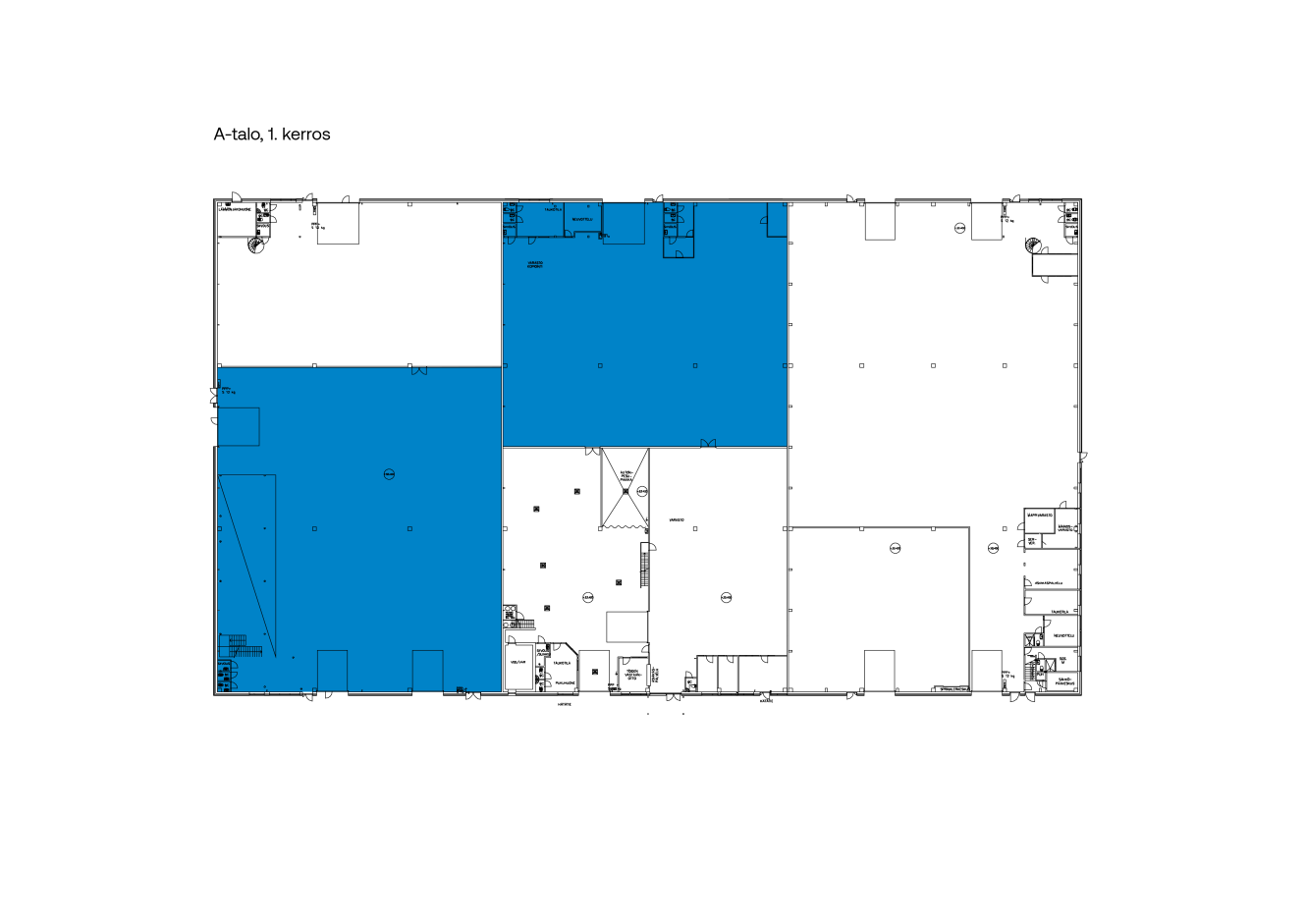 Rakennuksen ensimmäisen kerroksen pohjapiirros, jossa on neljä sinisellä tummennettua huonetta vasemmalla ja keskellä. Merkinnät ja arkkitehtoniset symbolit näkyvät kaikkialla.