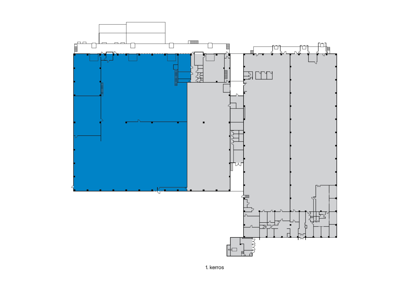 Pohjapiirros, jossa on kaksi pääosaa: vasen osa korostettu sinisellä, oikea osa harmaalla. Alareunassa on merkintä 1. kerros (suomeksi 1. kerros).