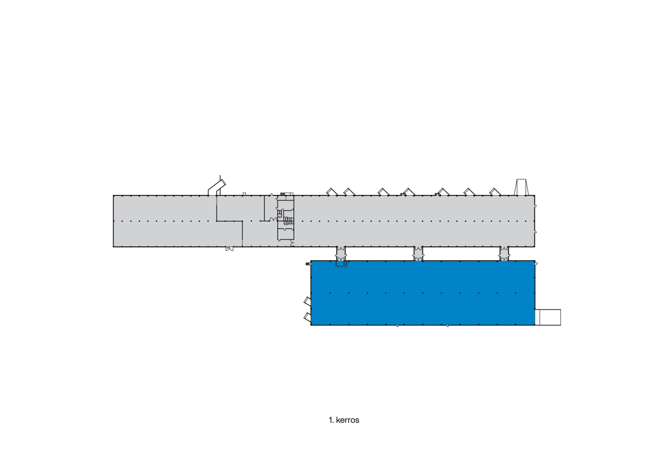 Pohjapiirros, jossa on kaksi suorakulmaista osaa; oikeanpuoleinen alaosa on korostettu sinisellä ja vasemmanpuoleinen yläosa harmaalla. Alla on teksti 1. kerros.