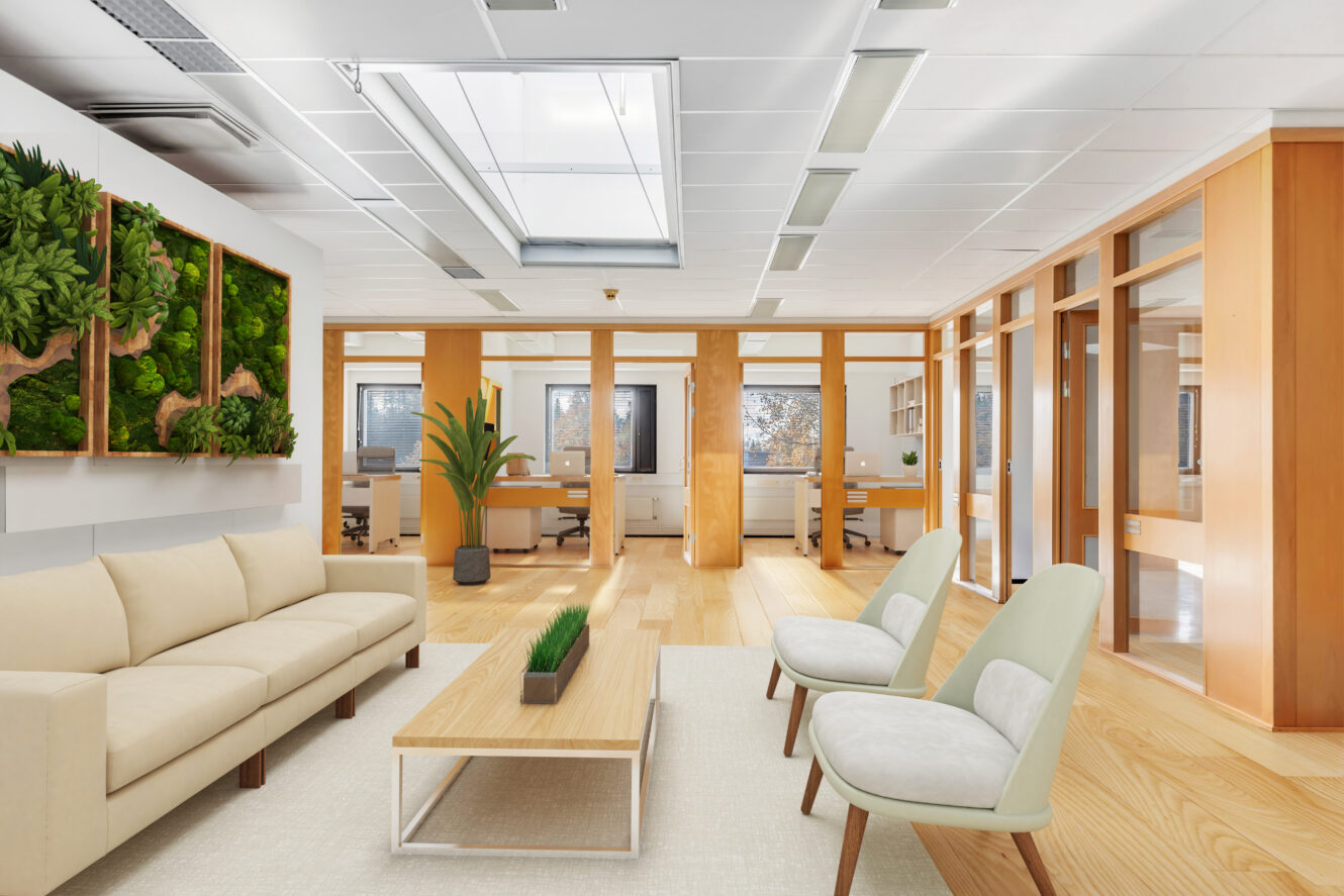 Moderni toimiston oleskelutila, jossa on beige sohva, kaksi tuolia, puinen sohvapöytä, vihreää seinätaidetta ja avoin työtila taustalla, jossa on puiset väliseinät ja luonnonvaloa.
