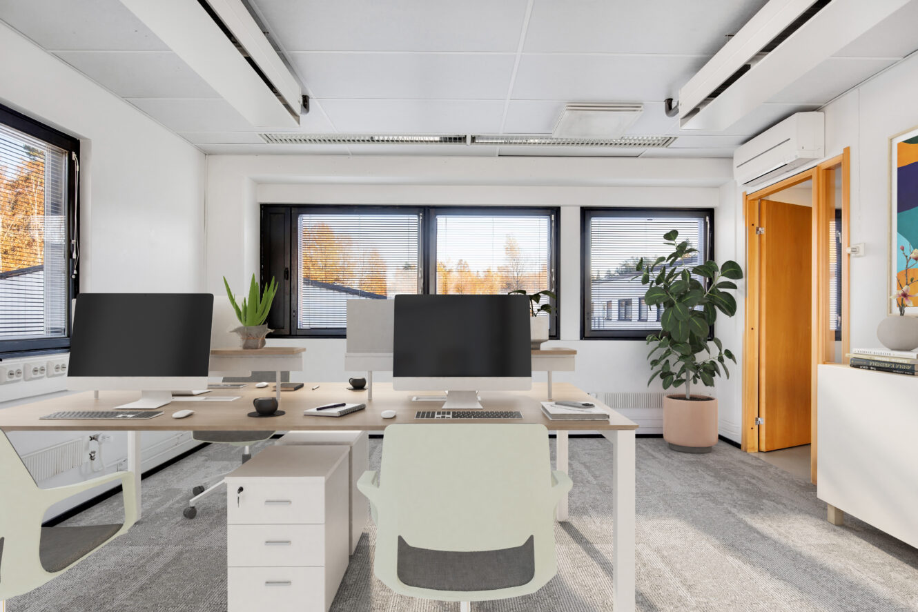 Moderni toimisto, jossa on työpöytiä, tietokoneita, tuoleja, ruukkukasveja ja suuret ikkunat, jotka päästävät luonnonvaloa sisään. Seinät ovat valkoiset ja niissä on vain vähän koristeita.