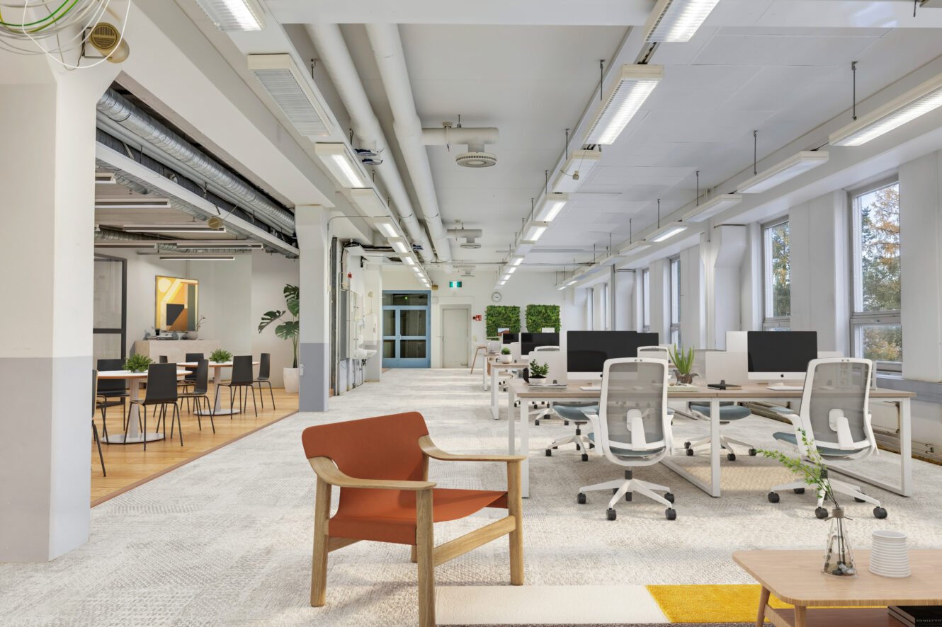 Moderni avokonttori, jossa on pöytärivistöjä, valkoisia tuoleja, tietokoneita, suuret ikkunat ja oleskelutila, jossa on nojatuoli ja kahvipöytä. Taustalla näkyy ruokailutila.