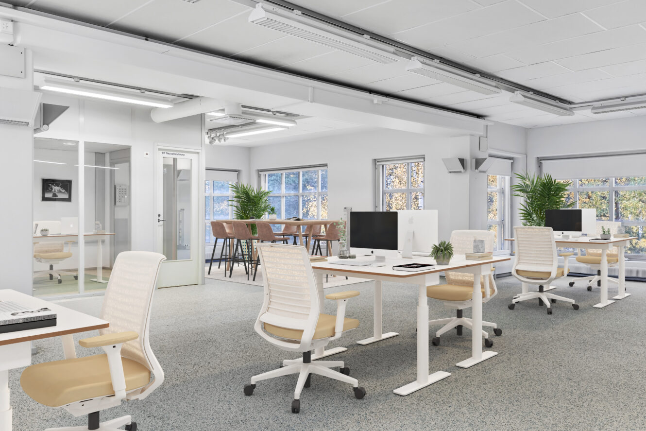 Moderni avokonttori, jossa on valkoiset pöydät, beiget tuolit, pöytätietokoneet, suuret ikkunat ja ruukkukasvit. Taustalla näkyy lasiseinäinen kokoushuone ja korkean pöydän pöytä.