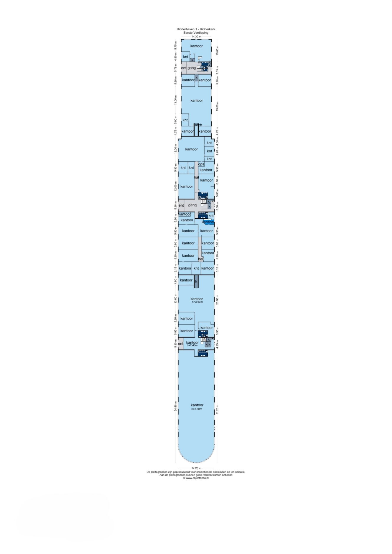 Een verticale plattegrond met meerdere gelabelde kamers en gangen in blauw, met een afgerond deel aan de onderkant.