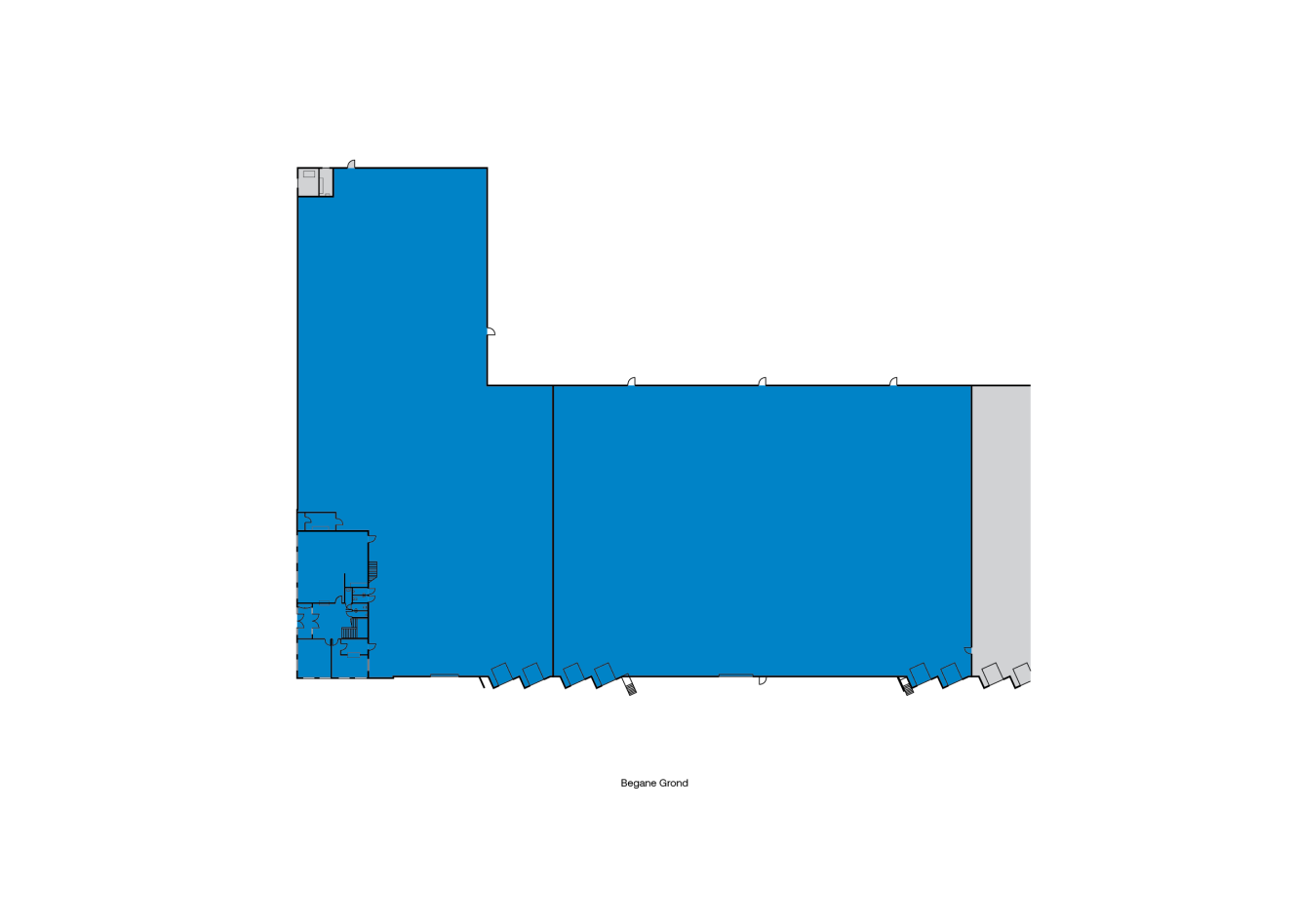 Plattegrond in blauwdrukstijl van een L-vormig gebouw met de meeste gebieden blauw gemarkeerd; een klein deel aan de rechterkant is grijs gearceerd. Onderaan staat "Begane Grond".