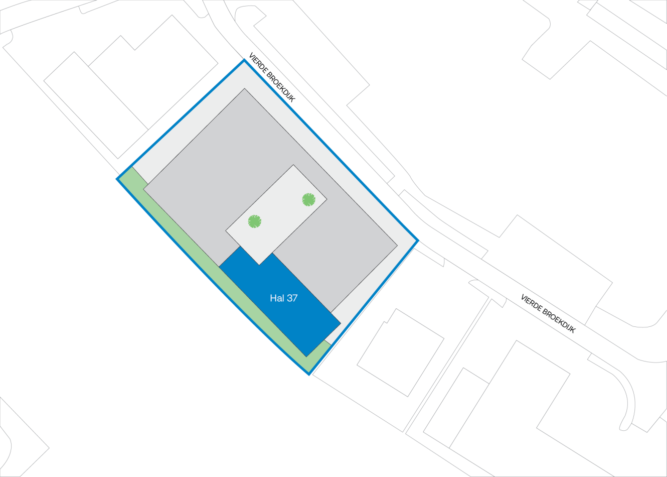 Een plattegrond toont een gebouwencomplex met de blauwe naam Hal 37, met omliggende structuren, groene gebieden en aangrenzende wegen met de naam Viede Brědok.