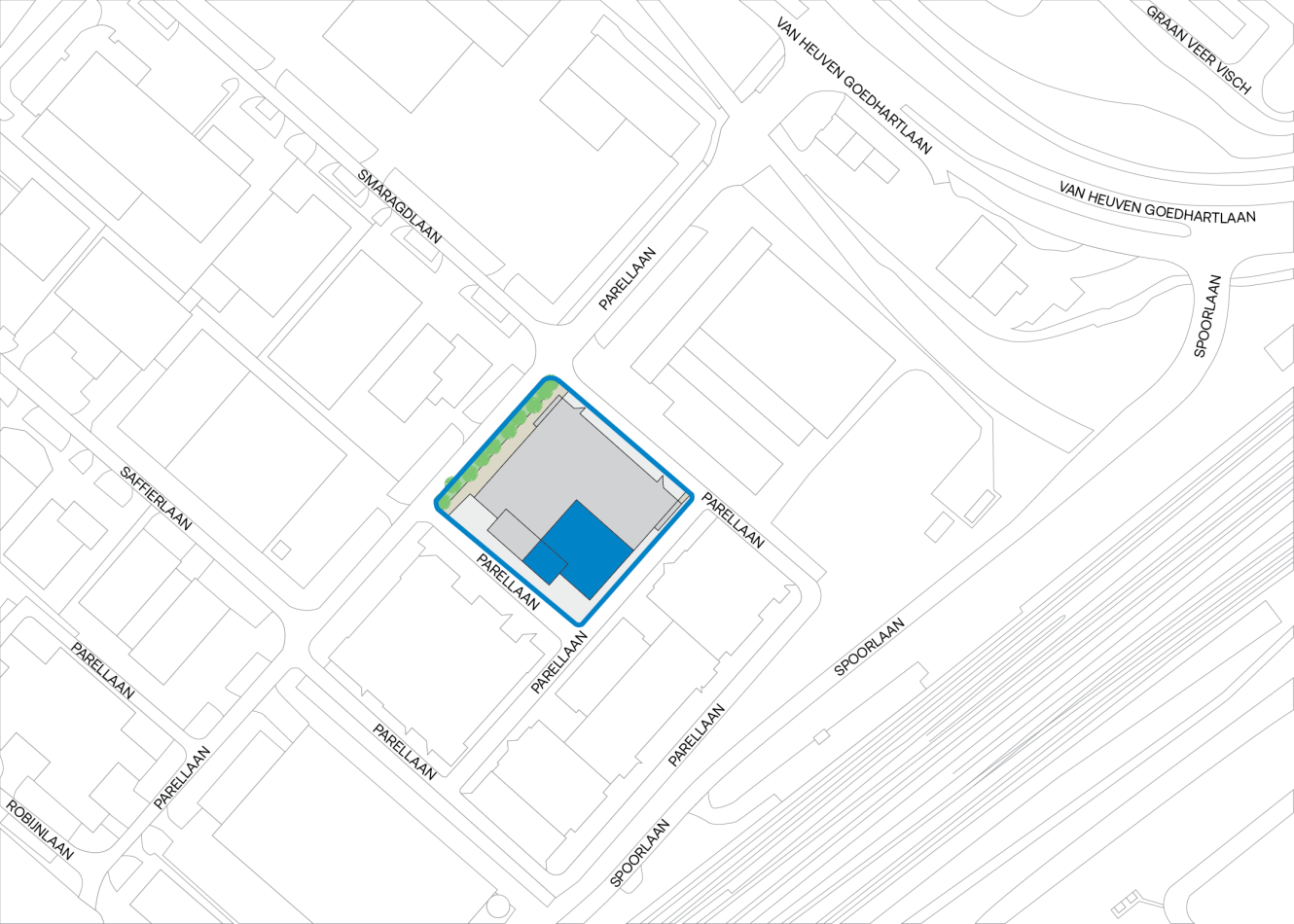 Kaart van een stadsblok met een object in blauw gemarkeerd, met de contouren van gebouwen, omliggende straten en nabijgelegen spoorlijnen.