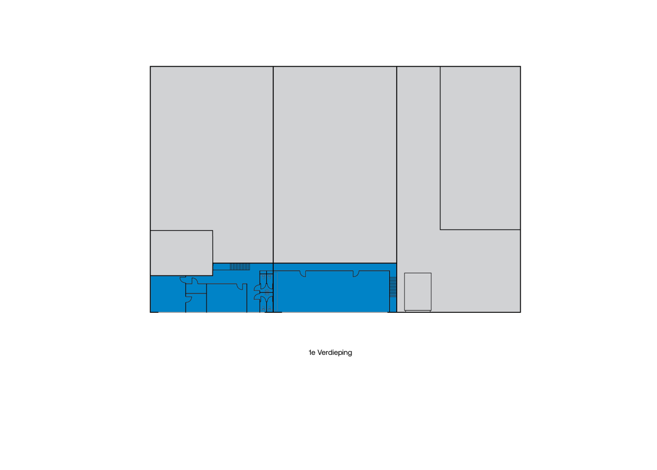 Een plattegrond met verschillende kamers blauw gemarkeerd linksonder, met het label 1e Verdieping onder het diagram.