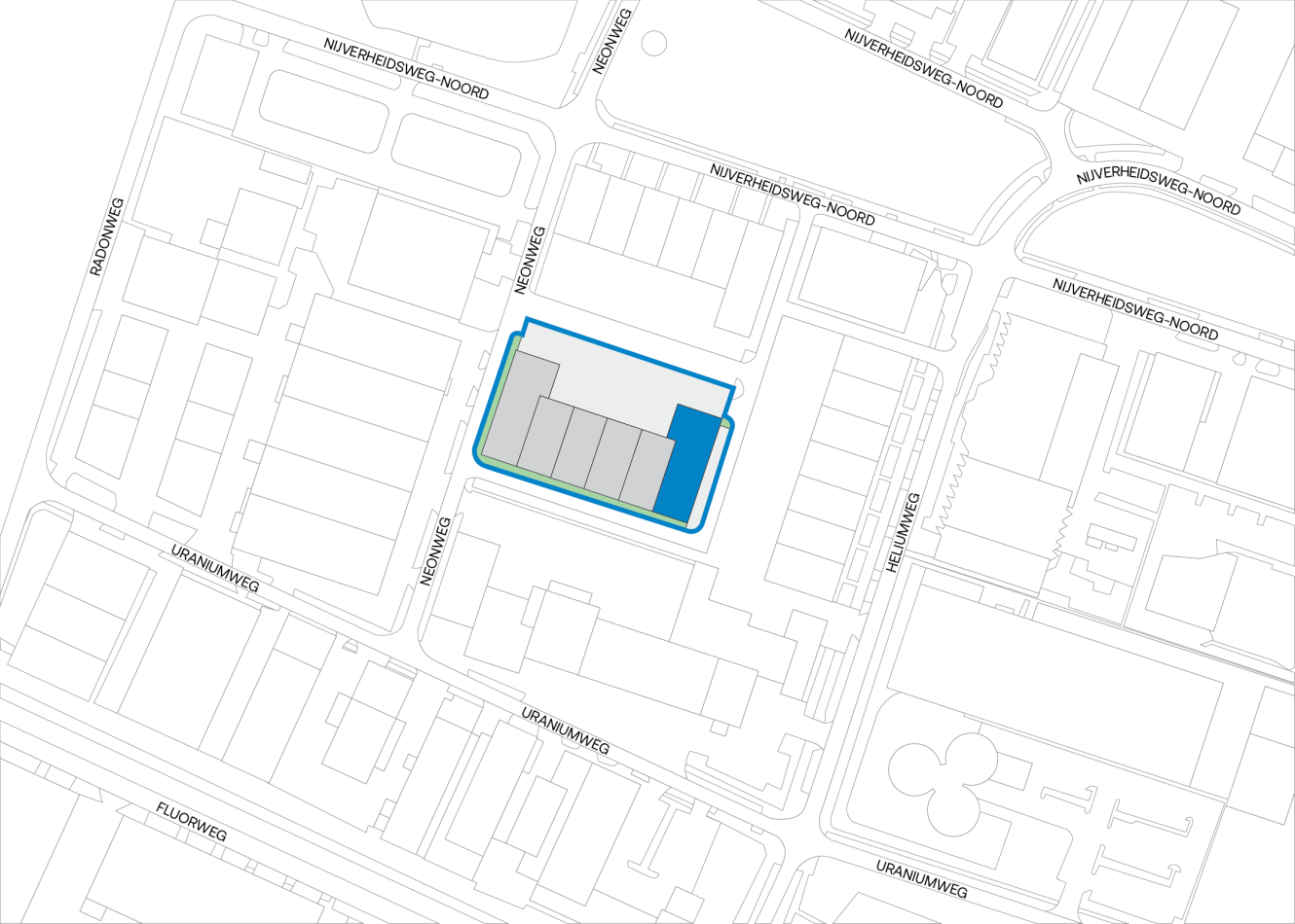 Zwart-wit kaart met gebouwen en straten; één gebouw nabij het centrum is blauw gemarkeerd en een deel van de structuur is grijs gearceerd. Straatnamen zijn gelabeld rond de locatie.