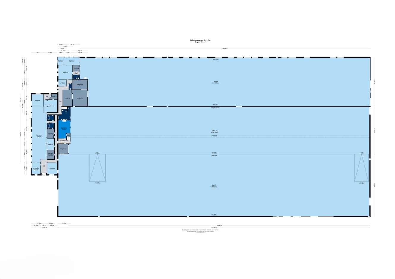 Bouwkundige plattegrond met een rechthoekig magazijn met kantoor- en utiliteitsruimtes aan de linkerkant en twee grote open opslagruimtes die het grootste deel van de ruimte aan de rechterkant in beslag nemen.