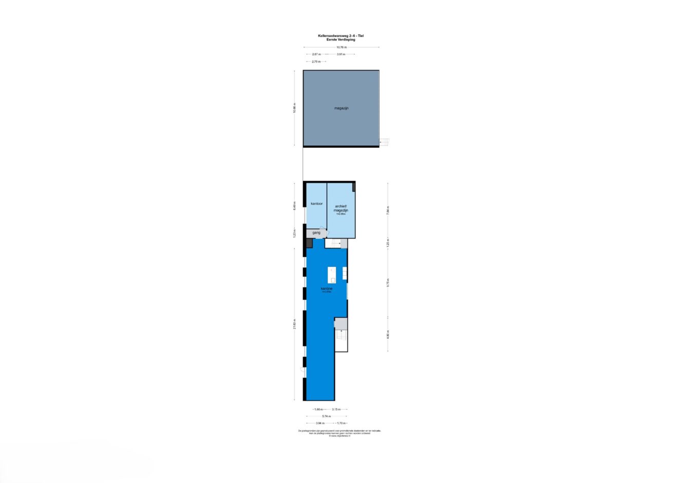 Plattegronddiagram met bovenaan een garage, gevolgd door slaapkamers, badkamer en woongedeeltes in blauw, lineair gerangschikt van boven naar beneden.