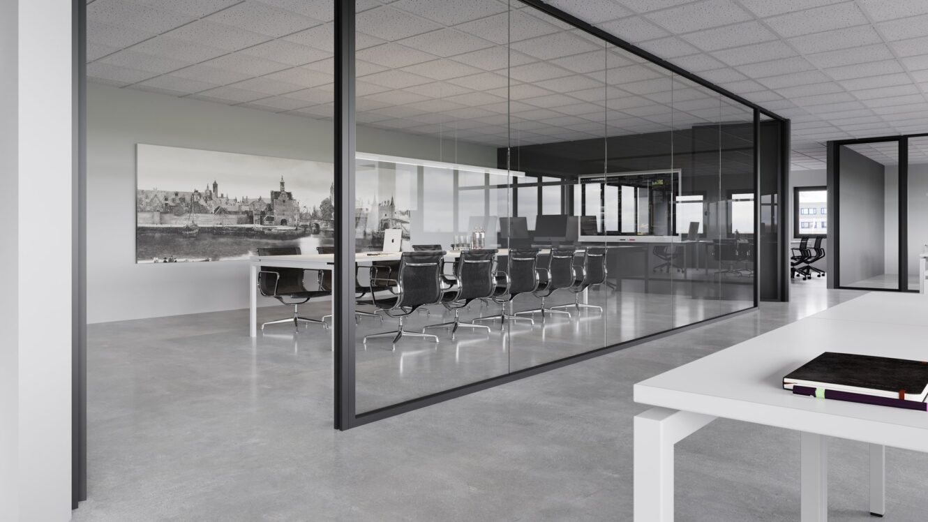 Modern kantoor met vergaderruimte met glazen wanden, lange tafel en zwarte stoelen; open werkruimte met witte bureaus op de voorgrond.