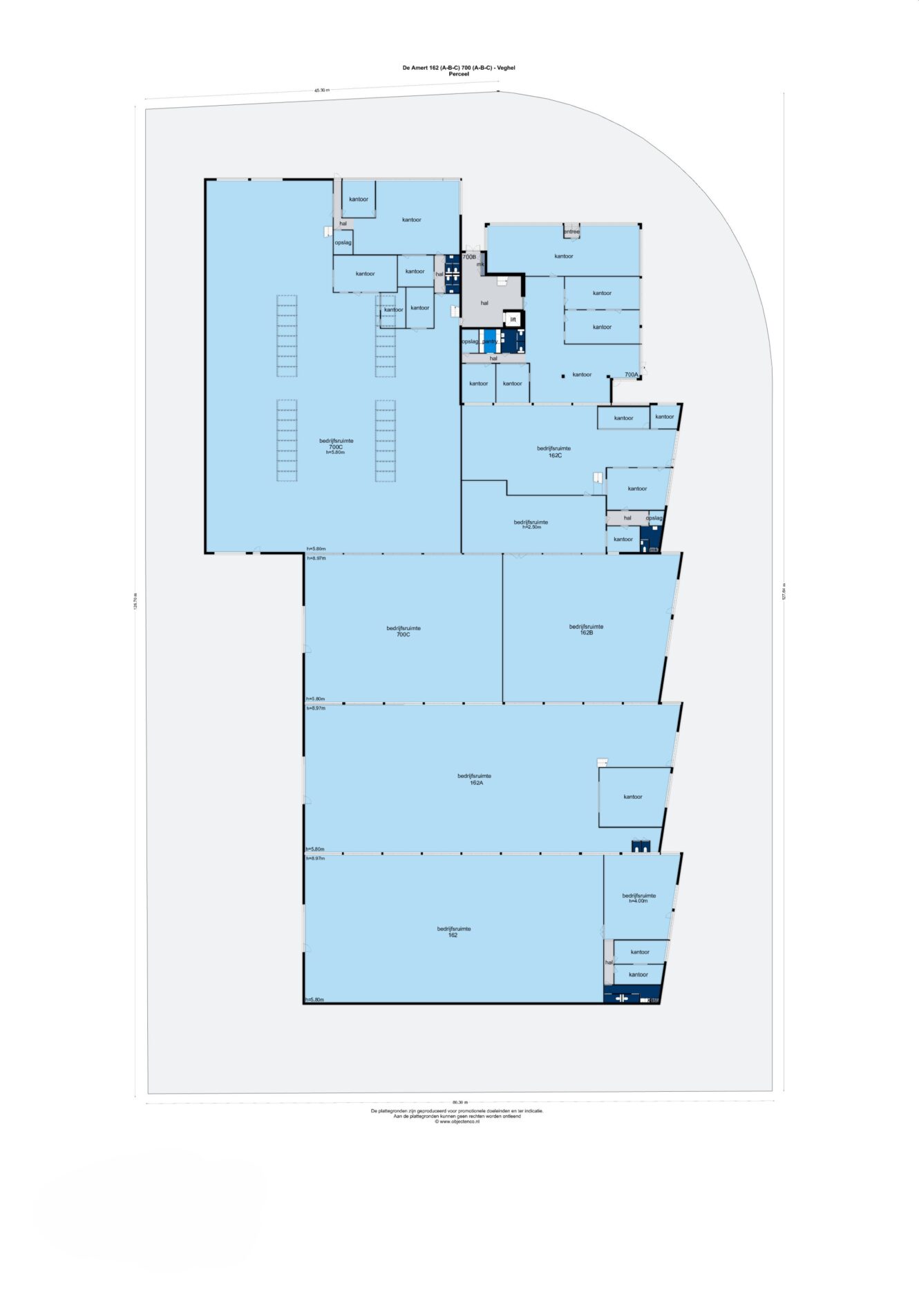 Een plattegrond van een groot gebouw met meerdere kamers, toiletten, kantoorruimtes, opslagruimtes en open vloerdelen die overal gelabeld zijn.