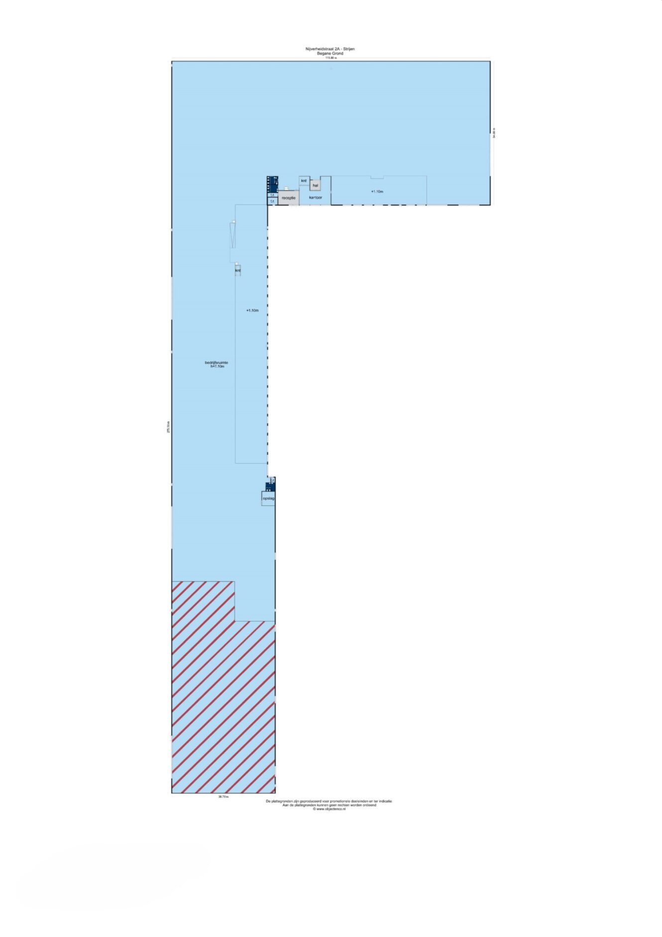 Plattegrond van een L-vormige ruimte met kamers, toiletten, deuren en een diagonaal gestreept gedeelte dat een beperkt of afwijkend gebruiksgebied aangeeft.