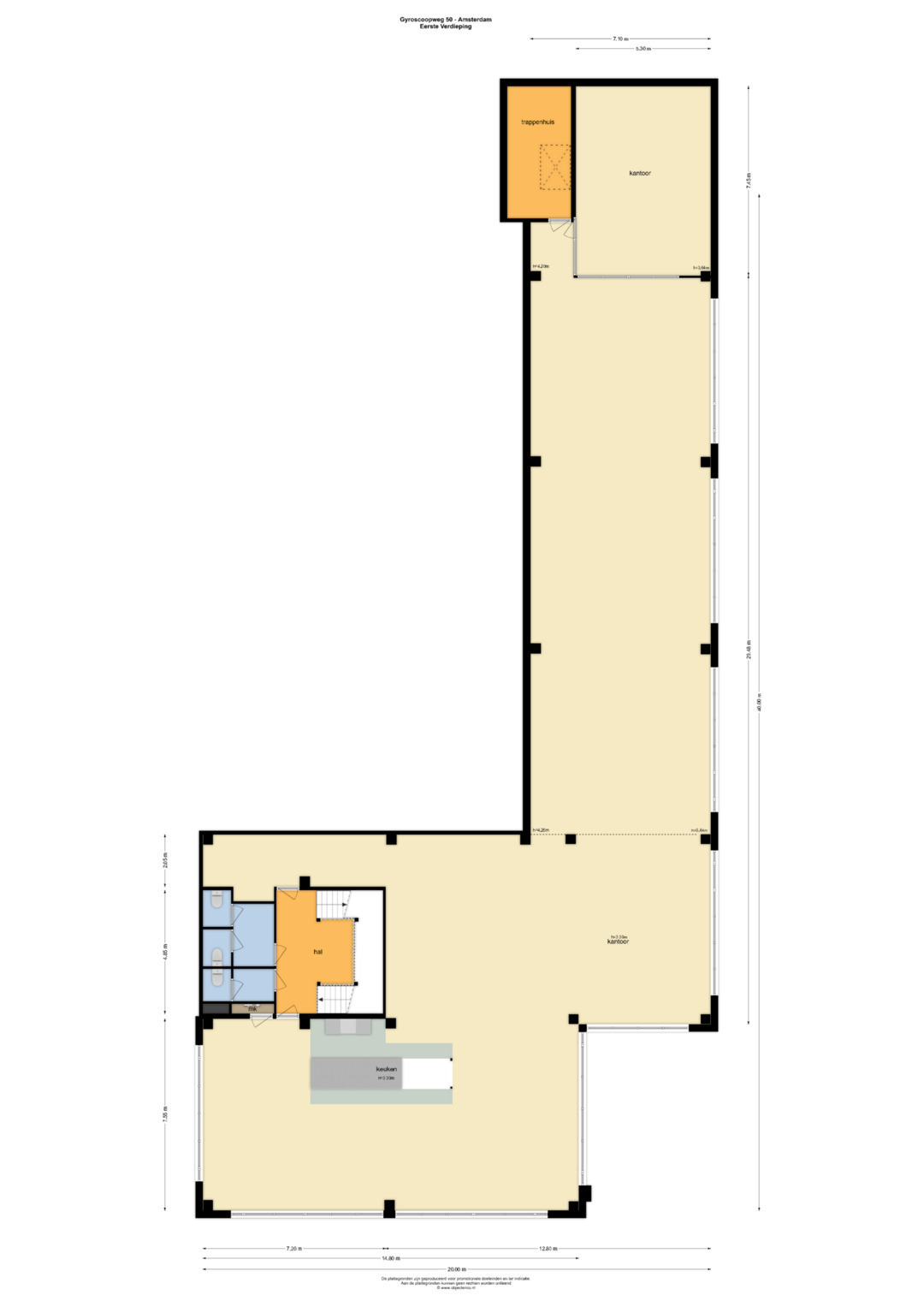 Plattegrond van een gelijkvloers gebouw met gelabelde ruimtes voor woonkamer, keuken, badkamer, opslag en garage; afmetingen zijn aangegeven langs de buitenmuren.