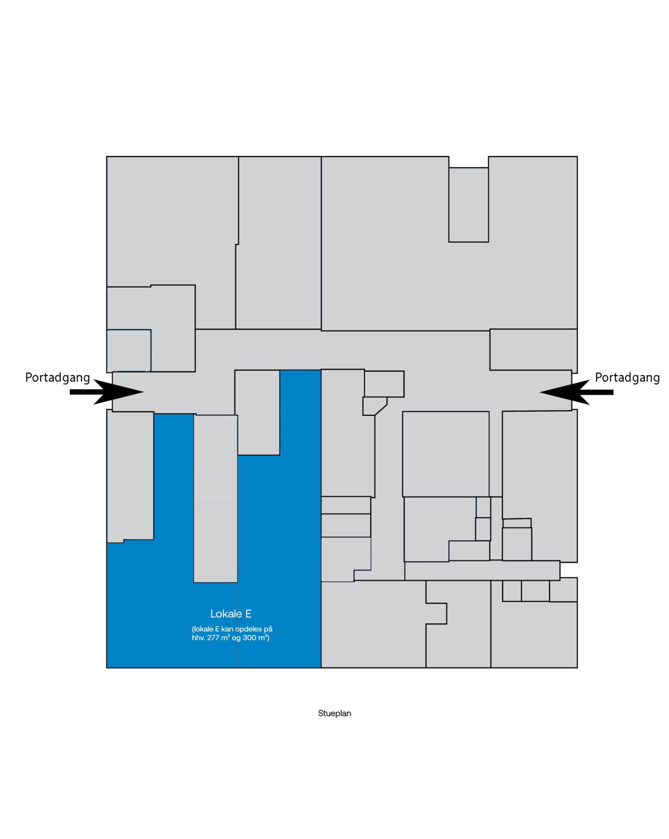 Plantegning med Lokale E markeret med blåt i venstre side, med to markerede indgange Portadgang markeret med pile på hver side.