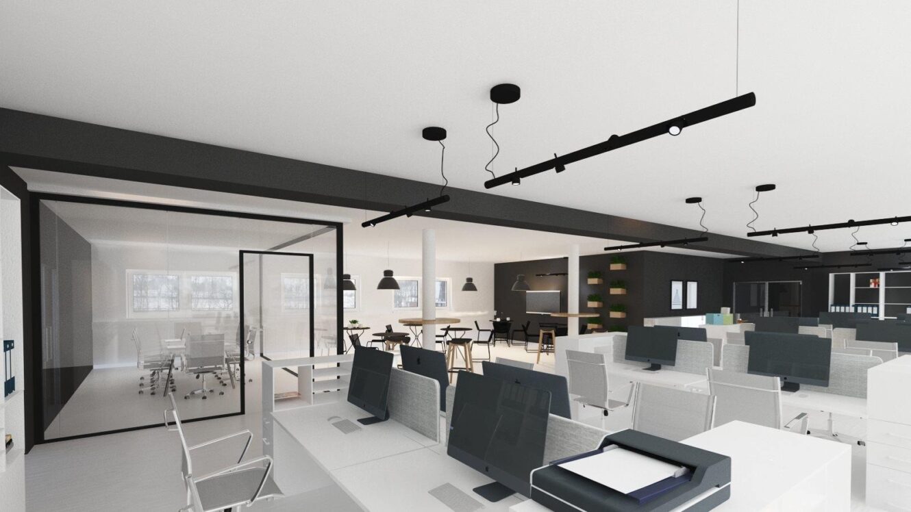 Moderne storrumskontor med rækker af skriveborde, computerskærme, sorte loftslamper, mødelokale med glasvægge og loungeområde i baggrunden.