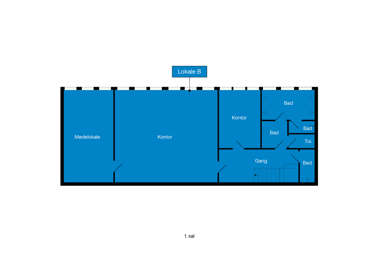Tegning af en etageplan mærket Lokale B, der viser kontorer, mødelokale, badeværelser, toiletter, gang og trapper. Labels er på dansk.