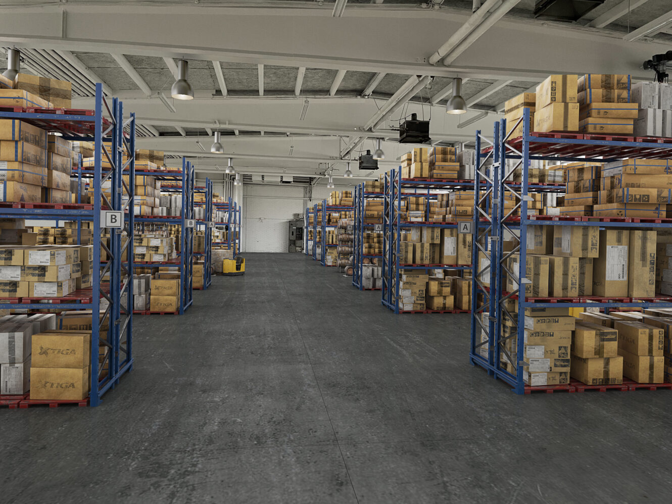 Lagerindretning med metalreoler med mange kasser og pakker, organiseret og mærket, i et rummeligt, godt oplyst område.