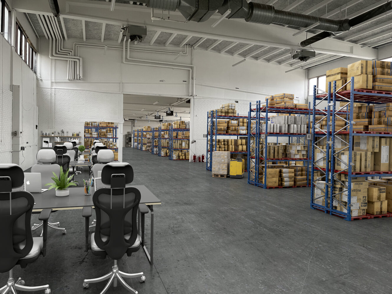 Moderne lagerinteriør med skriveborde og kontorstole til venstre og hylder fyldt med papkasser til højre. Industriloft og betongulv er synlige.