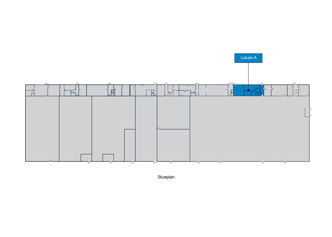 Grundplan med fremhævet område mærket Lokale A med blåt i øverste højre del; resten af rummene er umarkerede og gråtonede. Stueplan er mærket nederst.