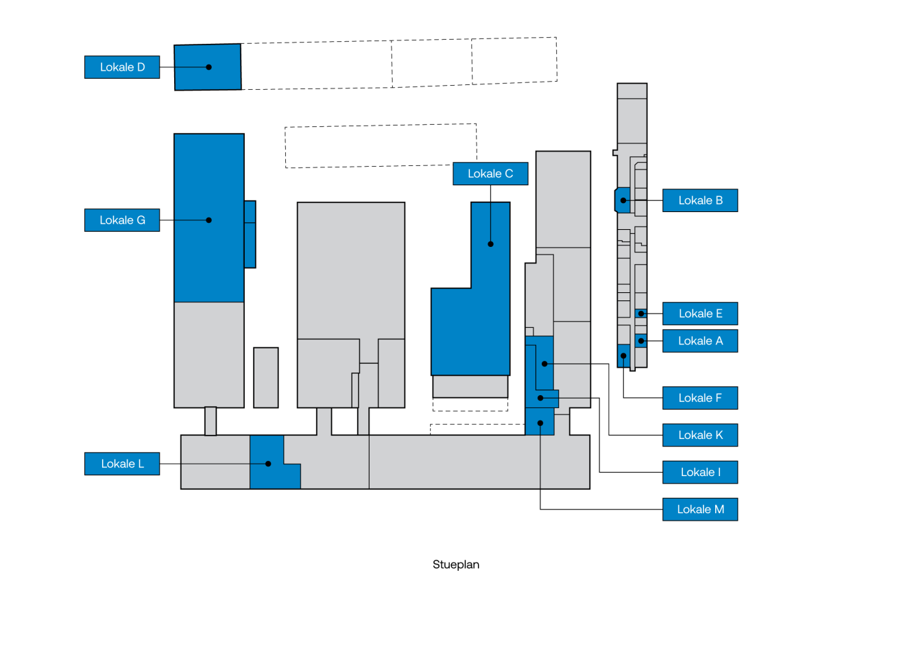 Grundplan mærket Stueplan med flere rum mærket Lokale A til Lokale M, nogle rum fremhævet med blåt og andre med gråt.