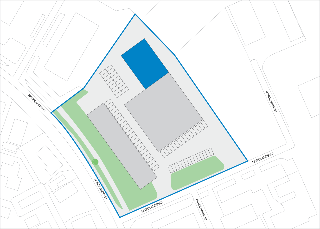 En situationsplan viser flere rektangulære bygninger, parkeringsområder og grønne områder inden for en blå afgrænsning, der er afgrænset af veje med betegnelsen Noolandi tee.