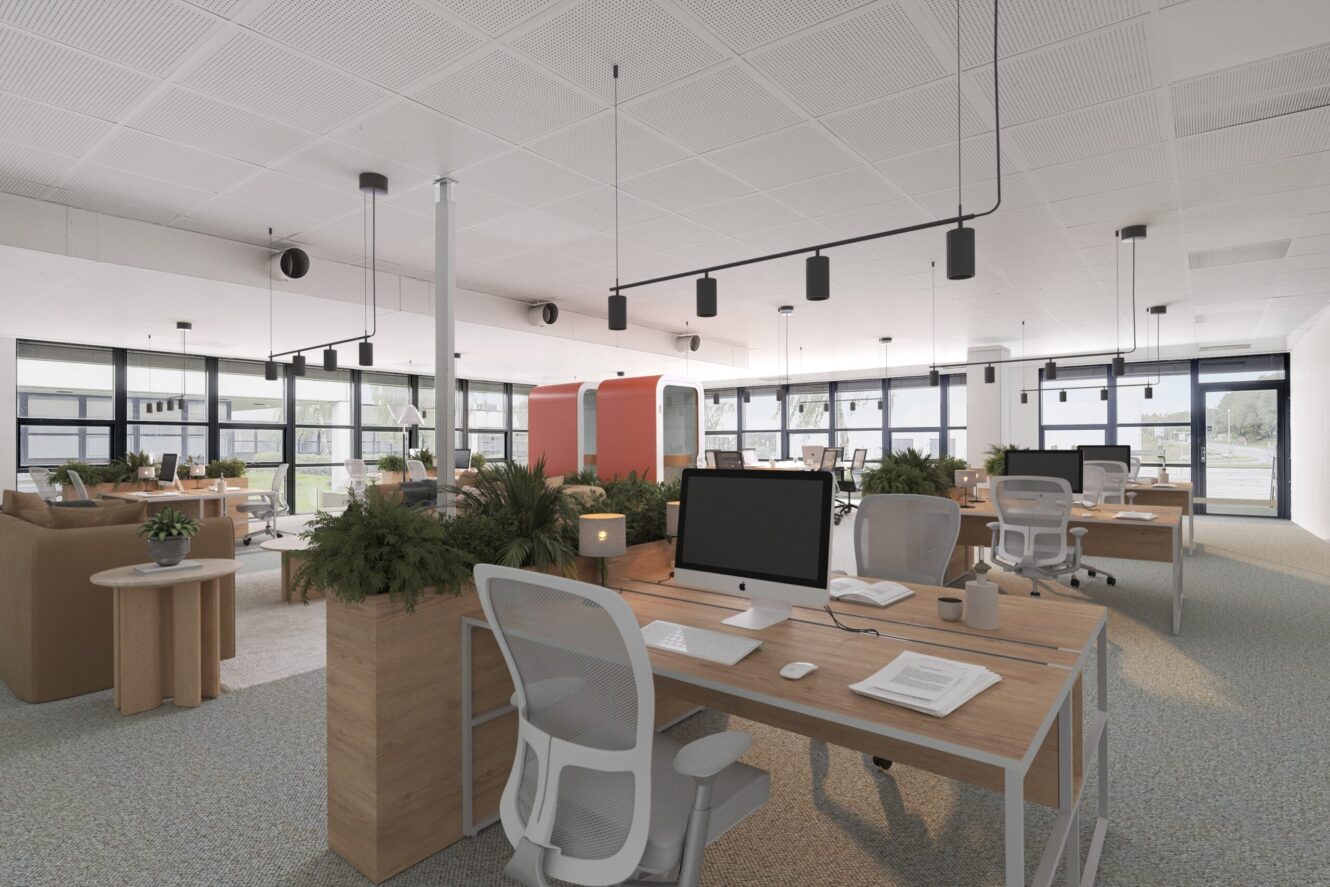 Moderne storrumskontor med træborde, ergonomiske stole, stationære computere, indendørs planter og store vinduer, der giver naturligt lys. I baggrunden ses små mødebokse.