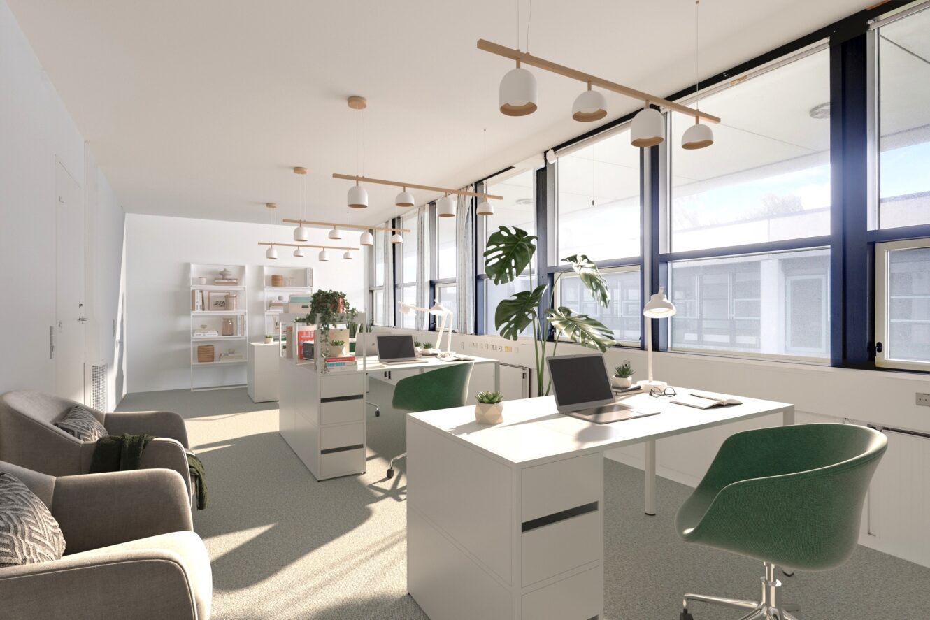 Moderne kontor med hvide skriveborde, grønne stole, bærbare computere, potteplanter og store vinduer, der lukker naturligt lys ind. Hylder og lænestole ses i baggrunden.