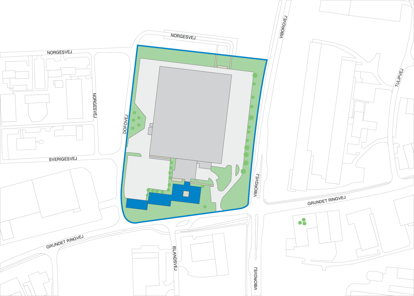 Situationsplan, der viser en stor central bygning, omgivet af grønne områder og stier, afgrænset af tilstødende veje med betegnelserne Nordbovej, Rugårdsvej og Grundet Ringvej.