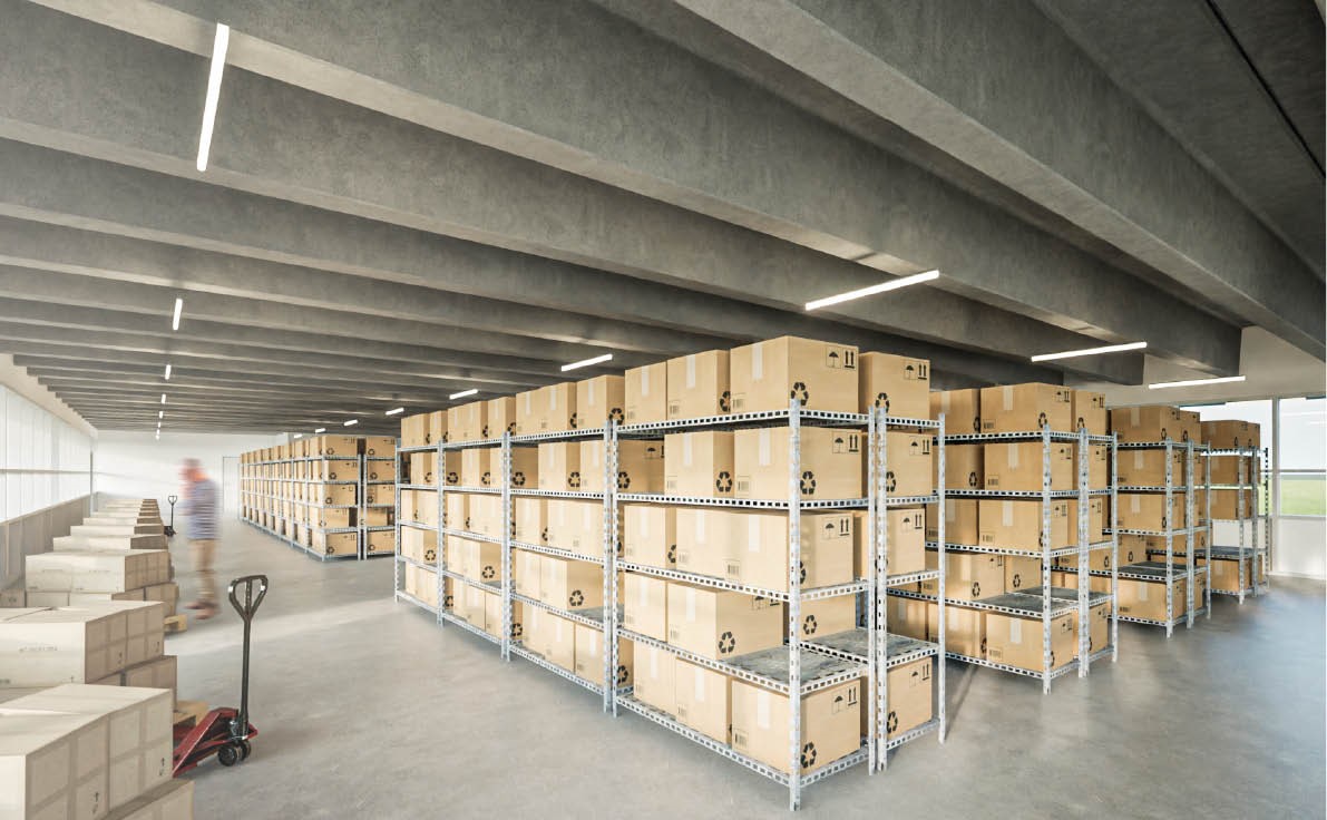 Stort lagerinteriør med metalreoler fyldt med stablede papkasser; en person med en palleløfter er let sløret i bevægelse i venstre side.