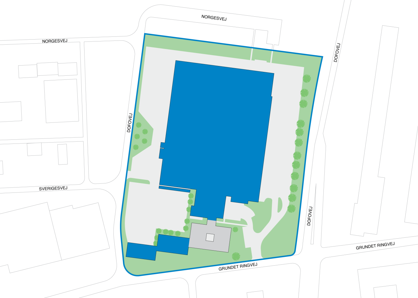 Situationsplan med en stor blå bygning, stier, grønne træikoner og markerede gader: Nordevej, Syrenvej, Dorosvej, Grundet Ringvej.